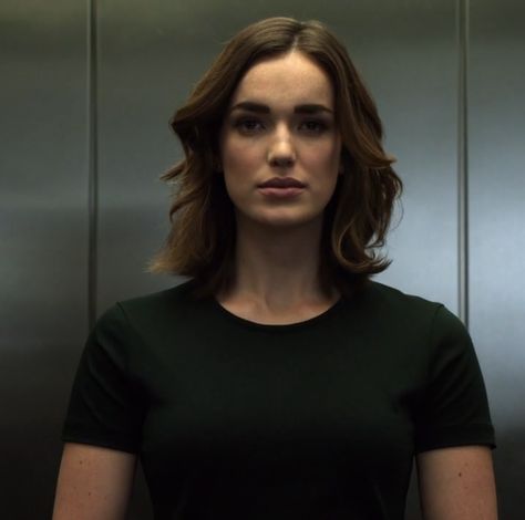 Jemma Simmons, Elizabeth Henstridge, Fitz And Simmons, Shield Icon, Marvel Agents Of Shield, Smart Outfit, Agents Of Shield, Girl Superhero, Marvel Women