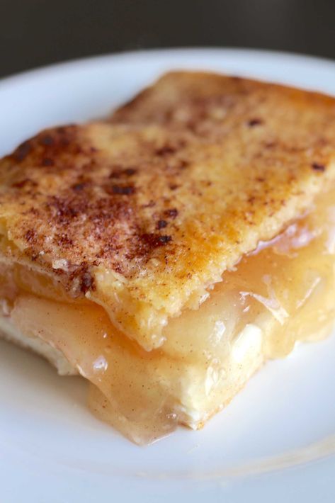 Apple Cheesecake Danish Bars?utm_source=12tomatoes Apple Cheesecake Danish Bars 12 Tomatoes, Apple Cheesecake Danish Bars, Easy Apple Cheesecake, Cheesecake Danish, Easy Breakfast Treats, Apple Cheese, Apple Danish, Apple Cheesecake Bars, Apple Pie Bars