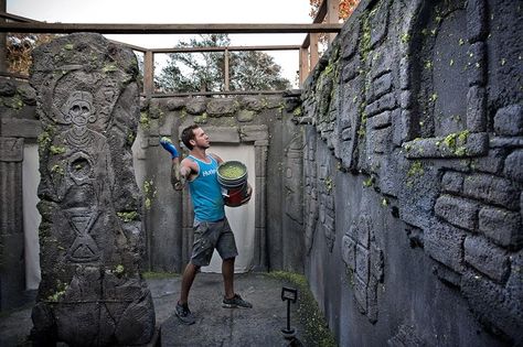 In the labyrinth of his nine-room haunted house at 3900 19th St. N, in St. Petersburg, Cody Meacham throws globs of paint mixed with joint compound, glue and sawdust to simulate ferns growing on walls he meticulously carved from plastic foam. Larp Camp, Theatre Decor, Haunted Trail Ideas, Halloween Haunted House Decorations, Jungle Decor, Haunted Attractions, Yard Haunt, Haunted House Props, Halloween Haunted House