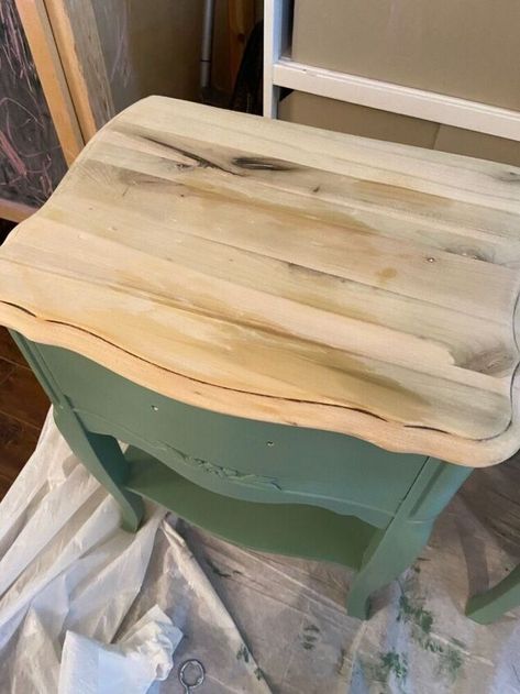 I was hesitant about doing a bold colour on these side tables! But I am happy I did :) they’re are definitely unique and will take the right customer to purchase them, but whoever that ends up being I know will love them! Sometimes you just need to be brave when it comes to colour! Before the magic of art happened! After being sanded down, I used bin shellac primer! 3 coats! Vintage pieces have a rep for a lot of bleed through (tannins) I blended two colours together fro… Accent Table Makeover, Refurbished End Tables, Green Accent Table, Refinished End Tables, Wooden Side Tables, End Table Makeover, Nightstand Makeover, Pallet House, Table Decorating