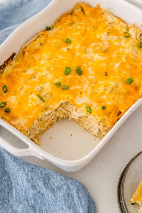 Sour Cream Chicken Enchilada Casserole - Happy Homeschool Nest Sour Cream Chicken Enchilada Casserole, Casserole Enchilada, Poulet Tikka Masala, Panini Recipes Chicken, Chicken Enchilada Casserole Recipe, Kung Pao Chicken Recipe, Chicken Shawarma Recipe, Enchilada Casserole Recipes, Chicken Tikka Masala Recipes