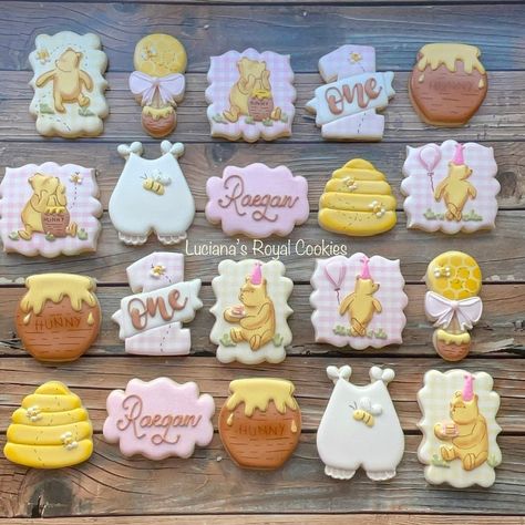 Classic Winnie The Pooh Cookies, Winnie The Pooh Sugar Cookies, Boy Baby Shower Cookies, Winnie The Pooh Cookies, Pooh Cookies, First Birthday Cookies, Winnie The Pooh Birthday, Tiered Cake, Vintage Winnie The Pooh