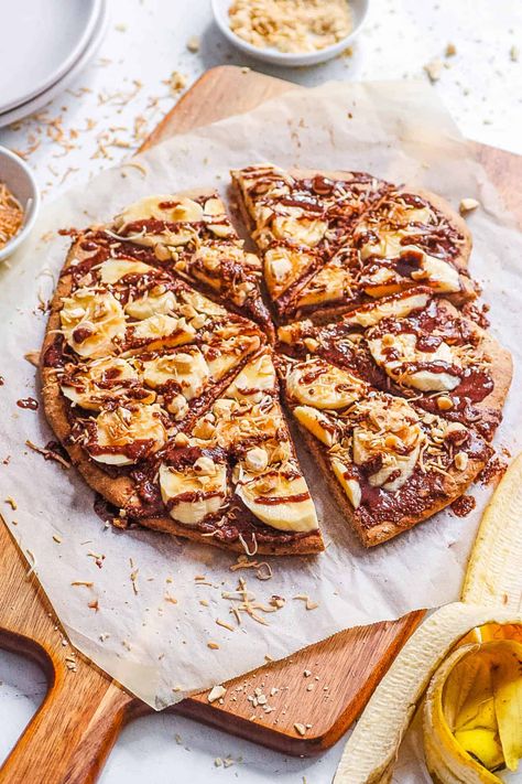 This banana pizza dessert is sweet, vegan, easy to make, and rich in chocolate and hazelnut flavors! Made with a creamy homemade Nutella, this pizza will become a favorite! Home Made Nutella, Homemade Nutella Recipes, Nutella Pizza, Dessert Pizza Recipes, Pizza Dessert, Pizza Vegana, Sweet Pizza, Chocolate Pizza, Vegan Nutella