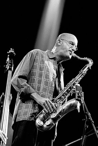 Michael Brecker Jazz Saxophone Aesthetic, Jazz Musicians Photography, Michael Brecker, Man Playing Saxophone, Archtop Guitar Jazz, Jazz Saxophonist, Jazz Players, Saxophone Players, Live Music Photography