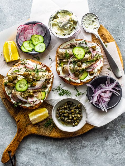 Canned Sardines Sandwich, Sardine Dinner Recipes, Can Fish Recipes, Easy Sardine Recipes, Sardine Fillet Recipes, How To Eat Canned Sardines, Anchovy Snacks, Meals With Sardines, How To Eat Sardines Ideas