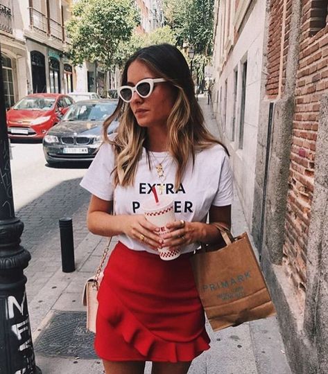 Red Skirt Summer Outfit, Slogan Tee Outfit, New York Spring Outfits, Mini Skirts Fashion, Red Skirt, Red Skirts, Red Outfit, Outfits Casuales, Skirt Outfits