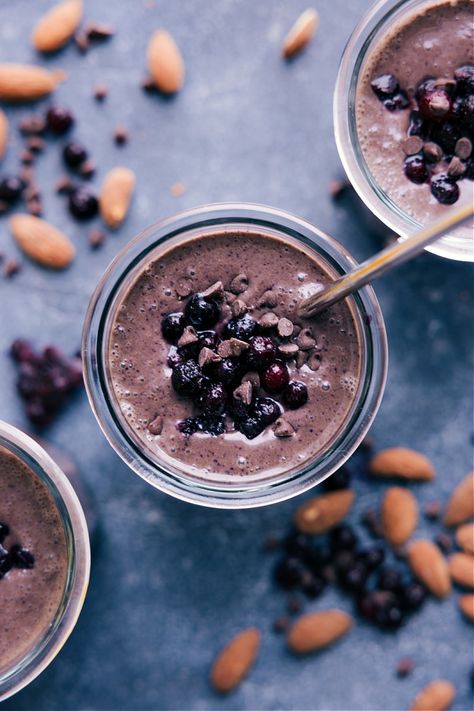 Wild Blueberry Smoothie, Blueberry Chocolate Smoothie, Daily Harvest Smoothies, Blueberry Spinach Smoothie, Chocolate Protein Smoothie, Chocolate Avocado Smoothie, Cacao Smoothie, Protein Ideas, Blueberry Smoothie Recipe