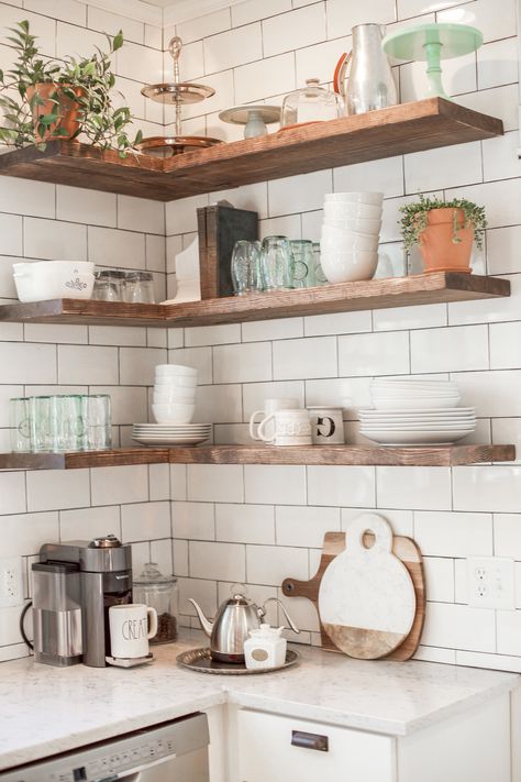 Stylish Kitchen Decor, Beach Kitchen Decor, Restored Farmhouse, Country Kitchen Designs, Decor Ikea, Open Kitchen Shelves, Country Kitchen Decor, Kitchen Corner, Subway Tiles