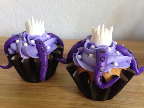 Ursula Cup Cakes Ursula Cupcakes, Ursula Birthday Party Ideas, Disney Villain Party Decorations, Disney Princess Cupcakes, Halloween Deserts, Disney Cupcakes, Cupcake Pictures, Disney Birthday Cakes, Halloween Party Snacks