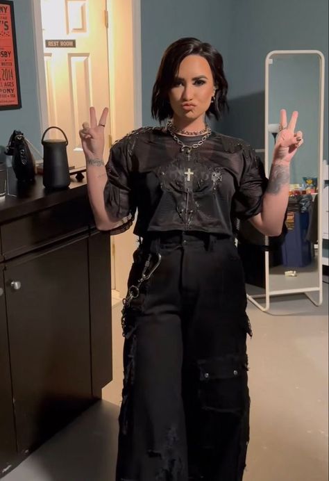 💌 Demi Lovato Style Outfits, Demi Lovato Style, Grunge Looks, Rock Outfits, Concert Outfits, Casual Winter Outfits, Outfit Goals, Demi Lovato, Grunge Outfits