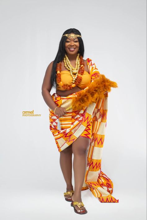 Ivorian Traditional Clothes, Model Photoshoot Poses, Ghana Traditional Wedding, Ghana Culture, Polynesian People, African Princess, Traditional African Clothing, African Royalty, People Dress