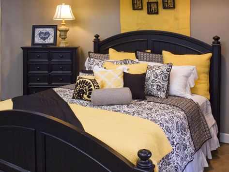 Love this!! Yellow And Gray Bedroom, Gray And Yellow Bedroom Ideas, Yellow Bedrooms, Yellow Gray Bedroom, Bedroom Yellow, Grey Bedroom Design, Yellow Bedroom Decor, Black Bed, Yellow Bedroom