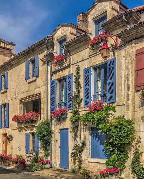 Brantôme, France | Photographe : @turigal sur Instagram Brantome France, Dordogne France, Medieval Houses, Summer Holidays, States Of America, Monaco, United States Of America, Switzerland, England