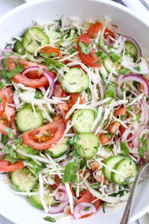 Easy Cabbage Salad, Salad Spring, Perfect Salad Recipe, Salad With Tomatoes, Cabbage Salad Recipes, Spring Salad Recipes, Tomato Salad Recipes, Resep Salad, Cucumbers And Onions