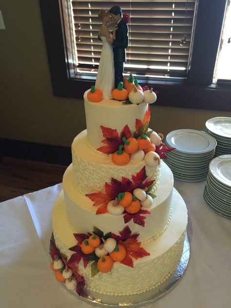 Fall wedding cake with pumpkins Pumpkin Wedding Cakes, Pumpkin Wedding, Sculpted Cakes, Fall Wedding Cakes, Types Of Cakes, Wedding Dress Pictures, Wedding Cakes With Flowers, Pumpkin Theme, Unique Wedding Invitations