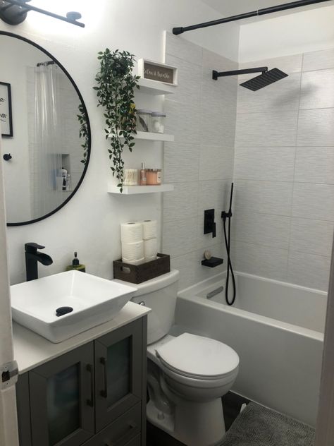 Small Full Bathroom, Small Apartment Bathroom, Ideas Baños, Full Bathroom Remodel, Small Bathroom Renovations, Restroom Decor, Bathroom Redesign, Small Bathroom Makeover, Bathroom Decor Apartment