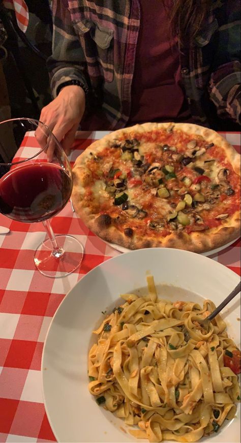 Restaurant Dinner Aesthetic, Pizza Italian, Dinner Aesthetic, Restaurant Dinner, Italian Restaurants, Pasta Pizza, Alfredo Pasta, Italian Restaurant, Alfredo