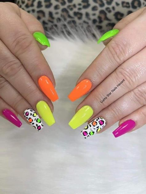 Black Nail With Neon Design, Neon Green Leopard Print Nails, Lime Green Leopard Nails, Bright Green Nail Ideas, Neon Leopard Print Nails, Lime Green Nail Ideas, Lime Green Acrylic Nails Designs, Lime Green Nails Design Summer, Nail Art Fluo Summer