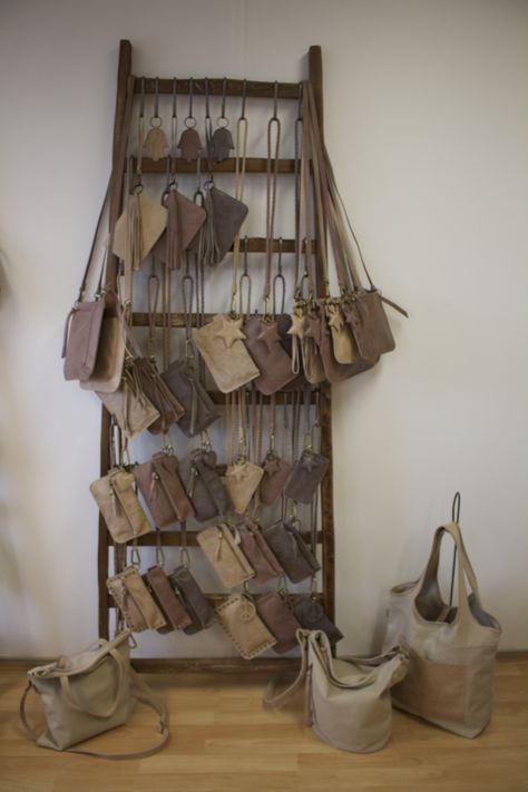 Handbag Store Display, Purse Display Boutique, How To Display Handbags, Retail Bag Display, Bags Display Ideas, Purse Display Ideas Retail, Displaying Purses, Purse Display, Antique Booth Displays