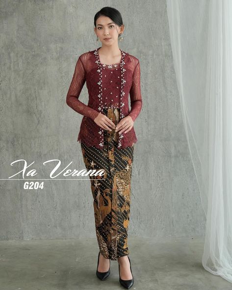 Kebaya Wisuda Simple, Kebaya Kondangan Modern, Kebaya Simple Elegant, Indonesia Traditional Clothes, Christmas Eve Dress, Kebaya Graduation, Kebaya Kutu Baru Modern, Kebaya Wisuda Modern, Model Dress Kebaya