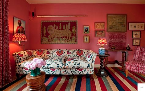 Vibrant Living Room, Pink Living Room, Stylish Living Room, Pink Room, A Living Room, Small Living Rooms, Small Living Room, Pattern Mixing, Small Living