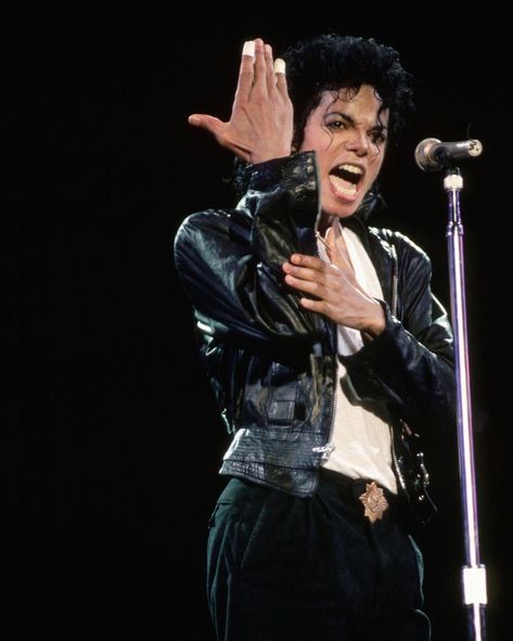 Michael Jackson Bad Tour, Mj Bad, Michael Jackson Images, Michael Jackson Photoshoot, Mike Jackson, Hee Man, Michael Jackson Wallpaper, Jackson Bad, Photos Of Michael Jackson