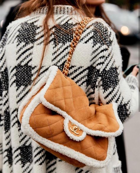 Chanel suede shearling leather bag #fall #winter #slay Coco Chanel Bags, Winter Bags, Handbag Heaven, Lv Handbags, Influencers Fashion, Best Bags, Nicki Minaj, Chanel Bag, Fashion Backpack