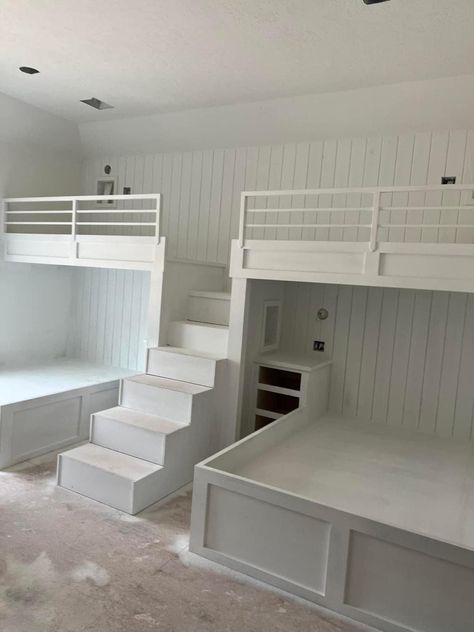 Twin Over Queen Built In Bunks, Built In Bunk Beds With Stairs, Roman Bed, Kids Room Bunk Beds, Bunk Room Ideas, Mountain Bedroom, Full Size Bunk Beds, Farm Bedroom, Room Partition Wall