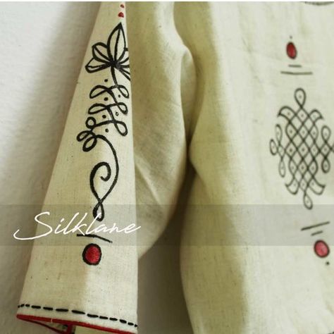 Kolam Blouse Designs, Painted Blouse Designs, Designer Thoughts, Painting Blouses, Hand Painted Blouse, Simple Hand Embroidery Designs, Blouse Painting, Painted Blouse, Fabric Colour Painting