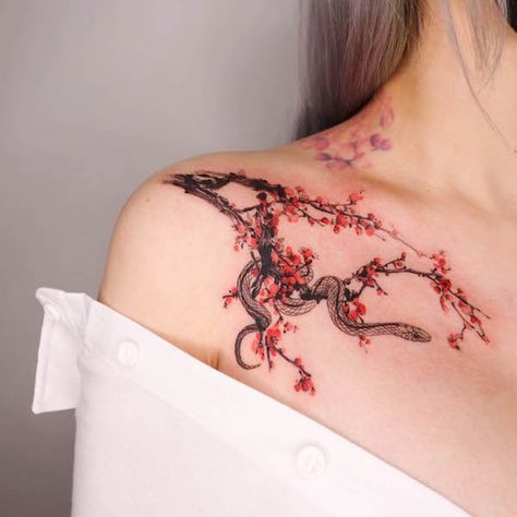 Snake And Cherry Blossom Tattoo, Tato Kecil Simple, Tato Wolf, Tato Women, Collarbone Tattoos For Women, Simple Tato, Woman Tattoo Ideas, Collarbone Tattoos, Clavicle Tattoo