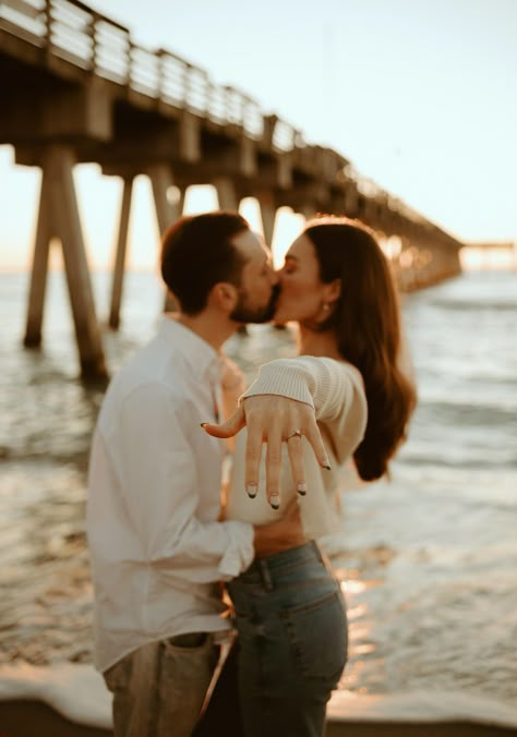 Beach Pictures Poses Couples Engagement Photography, Beach Engagement Photos Outfit Plus Size, Engagement Shoot Beach Outfit, Beach Pictures Engagement, Beach Engagement Photo Ideas, Beach Engagement Shoot Ideas, Beach Engagement Poses, Engagement Beach Pictures, Beach Engagement Photoshoot Ideas