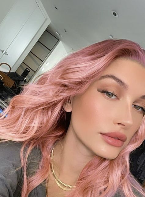 Dipped Pink Hair, Hailey Baldwin Hair, Hailey Rhode Baldwin, Classic Bob Haircut, Stephen Baldwin, Fine Hair Styles For Women, Hailey Rhode, Light Pink Hair, Pink Hair Dye