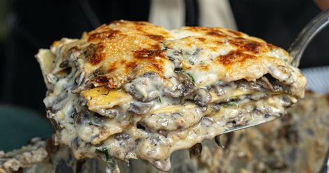 Mushroom Lasagne, Mob Kitchen, Mushroom Lasagna, Lasagne Recipes, Garlic Mushrooms, Push It, Creamy Cheese, Mushroom Recipes, Roasted Garlic