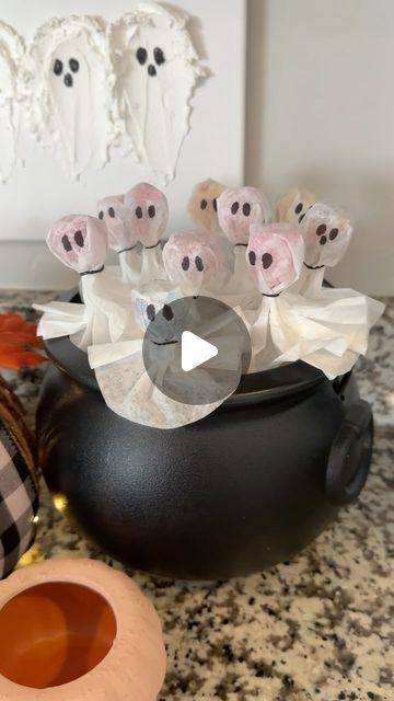 Rina Hutson | Fashion, Outfits, DIY & Seasonal inspo🫧 on Instagram: "The easiest lollipop ghost DIY 👻🩷🩷 
Perfect for Halloween treats! 
Would you try this?👻🖤
・
・
・
・
・
#halloweentreat #halloweendecor #halloweendiy #halloweendiyideas #halloweenfood #halloweenlollipops #ghostlollipop #ghosttreats #ghostdiy" Lollipop Ghost, Ghost Suckers, Ghost Lollipops, Ghost Treats, Ghost Diy, Halloween Buckets, Halloween Treats, Halloween Diy, Lollipop