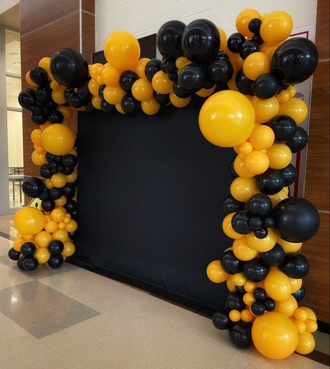 Black Ballons, Black And White Party Decorations, Yellow Birthday Parties, Birthday Themes For Adults, Red Party Decorations, Black And White Balloons, Black Party Decorations, White Party Decorations, Balloon Ceiling