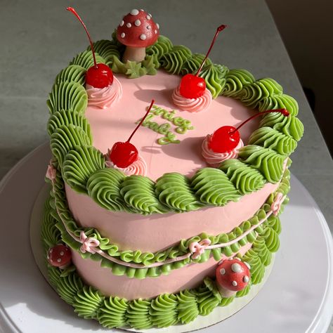 Earthy Cake Design, Fairy Cake Aesthetic, Fake Cake Decorating Ideas, Green Icing Cake, Mushroom Cakes Birthday, Cute Birthday Cakes Aesthetic, Vintage Fairy Cake, Fairy Core Cake, Cottagecore Birthday Cake