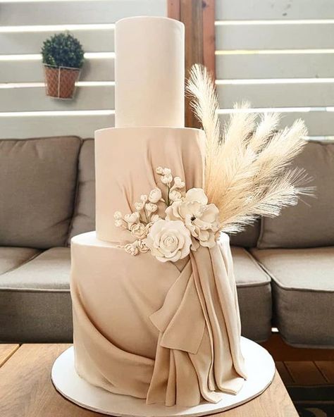 Decoration Buffet, Boho Cake, Boho Wedding Cake, Wedding Cake Ideas, Cake Inspo, White Wedding Cakes, Neutral Wedding, Wedding Cake Inspiration, Beautiful Wedding Cakes