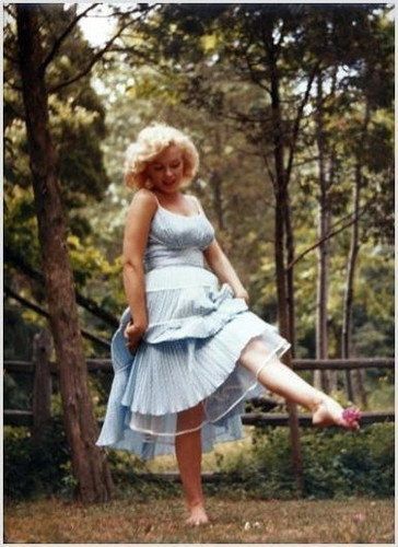 Marilyn Monroe in a inspired dotted blue dress. Joe Dimaggio, Marilyn Monroe Photos, Norma Jean, Norma Jeane, Blonde Bombshell, Steve Mcqueen, Mode Vintage, Hollywood Glamour, Vintage Beauty