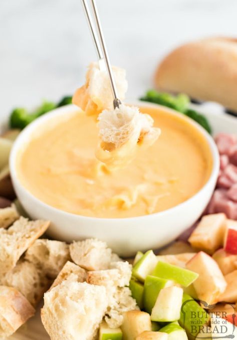 Cheddar Cheese Fondue, Cheese Fondue Recipe Easy, Easy Fondue Recipes, Best Cheese Fondue, Easy Cheese Fondue, Cheddar Fondue, Cheese Fondue Recipe, Cheese Dippers, Easy Fondue