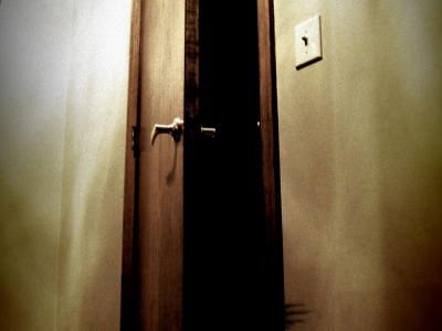 Creepy Closet Door, Scary Hallway, Scary Door, Horror Inspiration, Halloween Stories, Fnaf 4, Long Hallway, Door Open, Closet Door