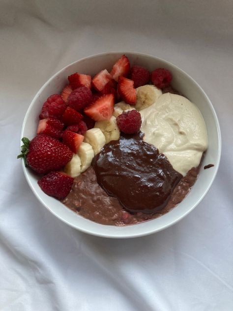 Yogurt Chocolate, Raspberry Oatmeal, Banana Yogurt, Cup Plant, Chocolate Yogurt, Plant Milk, Oatmeal Bowls, Oatmeal Recipe, Chocolate Oatmeal