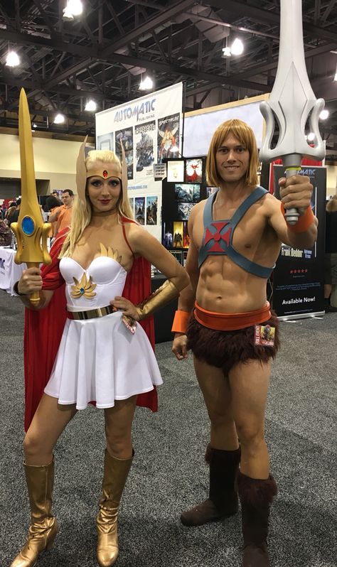 She-Ra & He-Man - Phx ComiCon '16 He Man Costume, She Ra Costume, Phoenix Comic, Gay Halloween Costumes, 80s Cartoon Shows, 80s Halloween Costumes, She Ra Princess, She Ra Princess Of Power, Male Cosplay