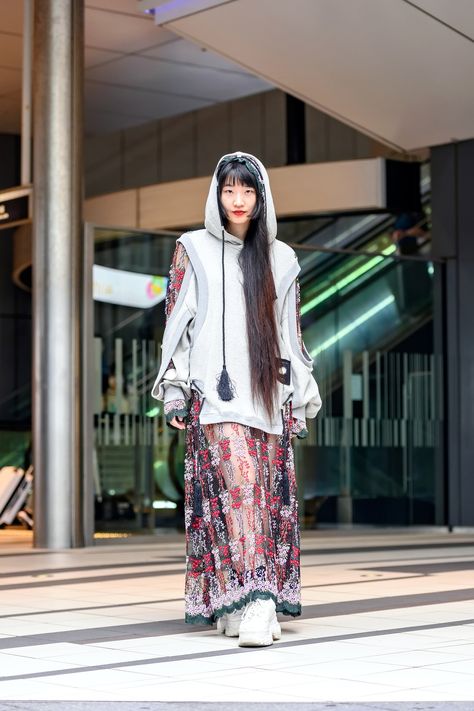 The Best Street Style at Tokyo Fashion Week Spring 2022 | Vogue Tokyo Fashion Week Street Styles, Japanese Spring, Shanghai Fashion Week, Shanghai Fashion, Tokyo Fashion Week, Fresh Outfits, Japanese Street, The Best Street Style, Tokyo Fashion