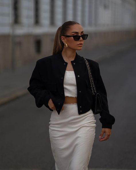 Black & white 🖤🤍 Rate this look from 🖤to 🖤🖤🖤🖤🖤 Happy weekend ✨ | Instagram Quiet Luxury Outfits, City Fits, 2023 Aesthetic, Money Rich, Neutral Outfits, Work Fits, Classic Style Outfits, Fashionably Late, Clean Aesthetic