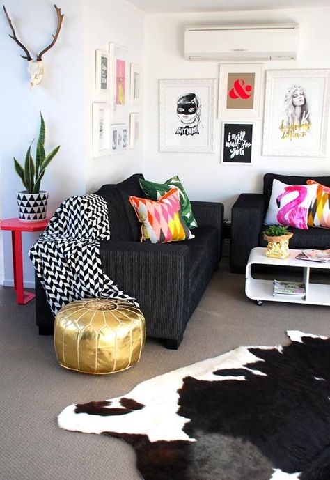 Black Couch Living Room, Lounge Designs, Black Couch, Funky Living Rooms, Black Couches, White Living Room Decor, Hangout Room, Boho Inspiration, Funky Home Decor