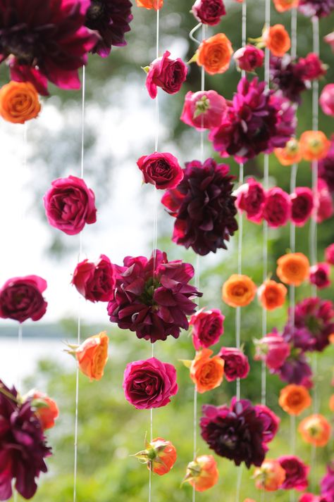 Dangling flowers... Love this look! Dangling Flowers Wedding, Diy Flower Decorations, Dangling Flowers, Paper Projects Diy, Sangeet Night, Hanging Wedding Decorations, Diy Paper Flowers, Diwali Decorations At Home, Housewarming Decorations