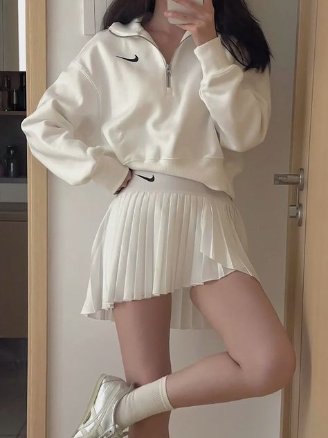 Tennis Cute Outfits, Tennis Girl Aesthetic Outfit, Korean Tennis Outfit, Workout Skirt Outfit Casual, Aesthetic Cheerleader Outfits, Tennis Core Outfits, Aesthetic Sports Outfit, Tennis Dress Outfit Fashion, Modest Tennis Outfit