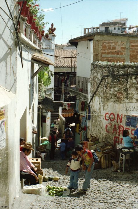 Hispanic Aesthetic, Houses In Mexico, Brutalism Architecture, Mexican Culture Art, Living In Mexico, Kodak Film, Vintage Mexico, Mexican Street, Mexican Culture