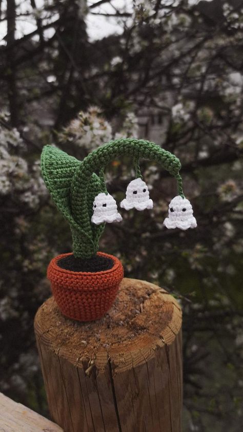 Crochet Pour Halloween, Fall Crochet Patterns, Confection Au Crochet, Halloween Crochet Patterns, Crochet Plant, Crochet Design Pattern, Fun Crochet Projects, Halloween Crochet, Crochet Flower Patterns