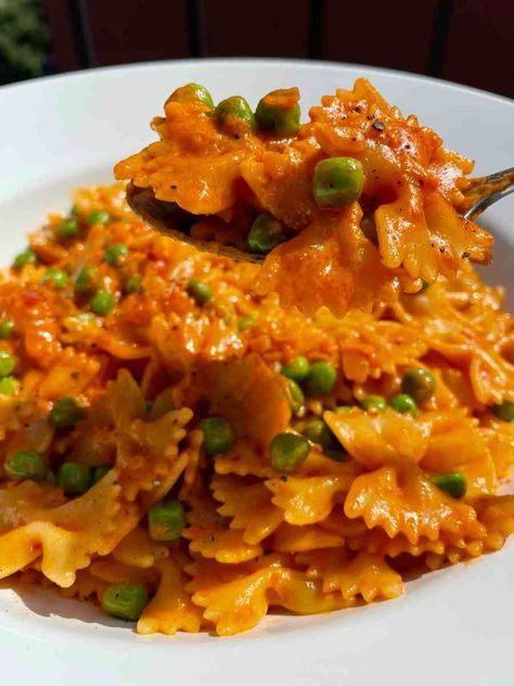 Calabrian Chili Vodka Sauce, Spicy Vodka Sauce Recipe, Calabrian Recipes, Calabrian Peppers, Spicy Vodka Sauce, Chili Pasta, Chili Sauce Recipe, Seafood Sauce, Calabrian Chili